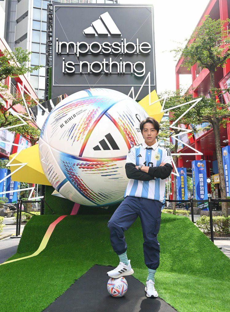 adidas將世界盃官方指定用球「AL RIHLA」放大成2.2公尺高，成為世足快閃基地最顯眼的標的物。圖／adidas提供