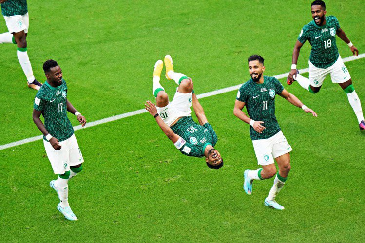 在足球世界盃C組比賽中，沙烏地前鋒道沙利進球之後，以後空翻慶祝。