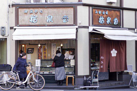 在京都隨處可見傳統糕餅店仍與現代生活安好共存之景。圖／陳穎Ying C. 提供