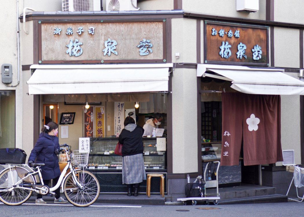 在京都隨處可見傳統糕餅店仍與現代生活安好共存之景。圖／Ying C. 陳穎 提供
