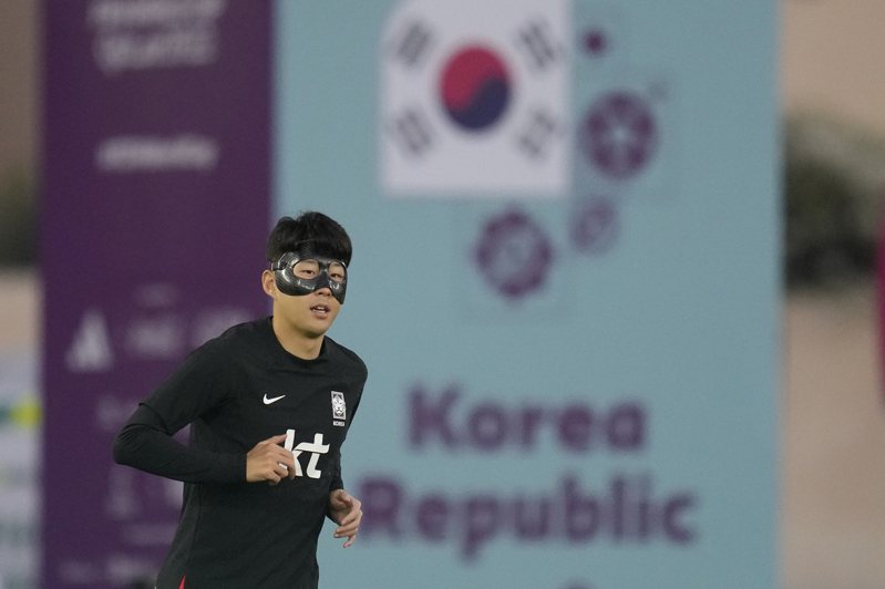 將戴面具踢球的南韓頭牌球星孫興慜復原狀況，成為各界關注焦點。 美聯社