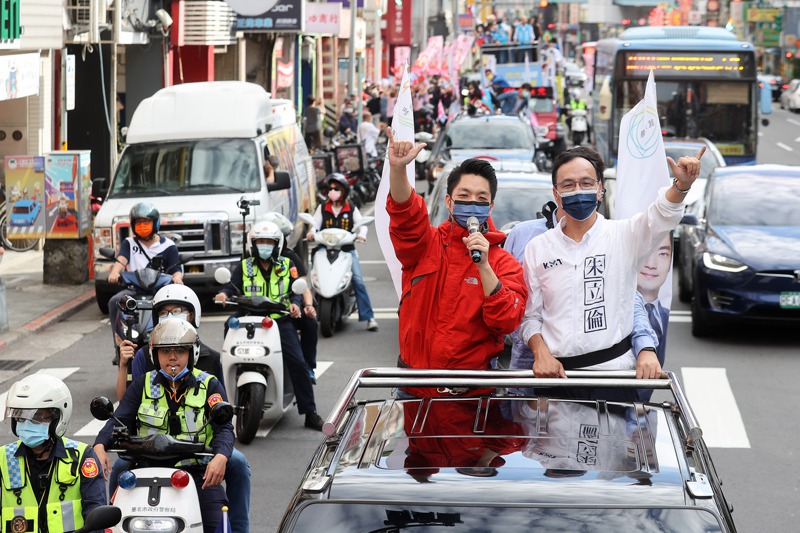 國民黨台北市長候選人蔣萬安（左）昨天由主席朱立倫（右）陪同啟動車隊掃街，但選前超級星期天沒有大型活動增添想像空間。記者余承翰／攝影