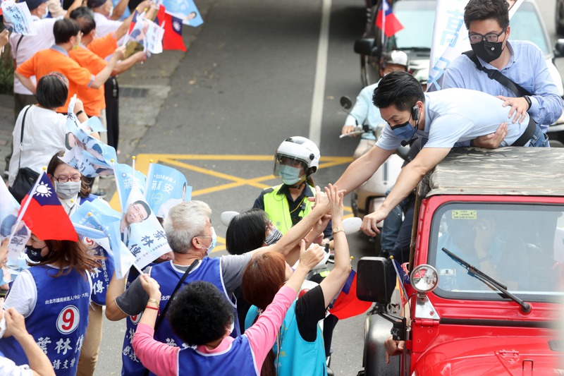 國民黨台北市長候選人蔣萬安，昨天開始車隊掃街，下午狂掃中山大同區，從中午掃到入夜，受到支持民眾的歡迎。記者曾吉松／攝影