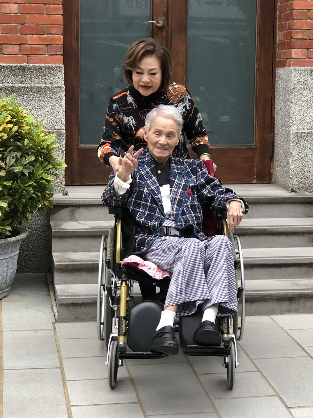 文夏最後一次拍攝紀錄片，與太太文香在台北大稻埕教會。圖／文姬提供