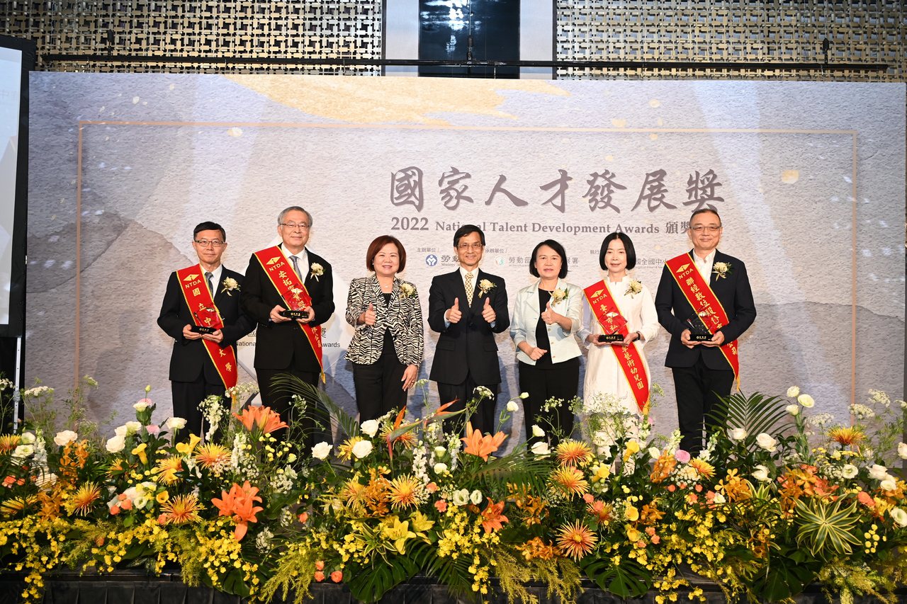 2022國家人才發展傑出獎，聯經數位董事長何銘傑(右1)代表受獎。聯經數位／提供