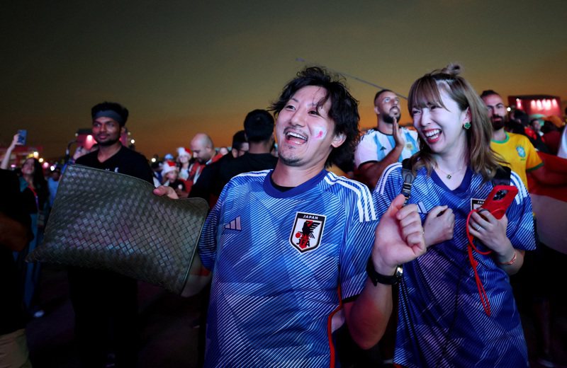 日本隊在2022卡達世界盃足球賽首戰今晚登場，有鑑於韓國日前發生梨泰院意外，大阪府警方特地增派警力防止類似情況發生。 路透社
