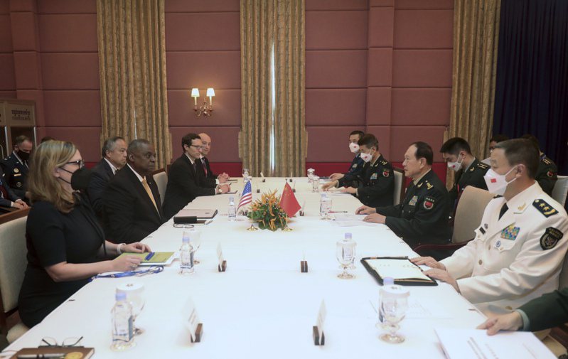 （XHDW）魏鳳和與美國國防部長會談
新華社照片，暹粒（柬埔寨），2022年11月22日
    （XHDW）魏鳳和與美國國防部長會談
    11月22日，正在柬埔寨出席第9屆東盟防長擴大會議的中國國務委員兼國防部長魏鳳和（前排右二）應約與美國國防部長奧斯汀（前排左二）舉行會談。
    新華社發（李曉偉攝）
