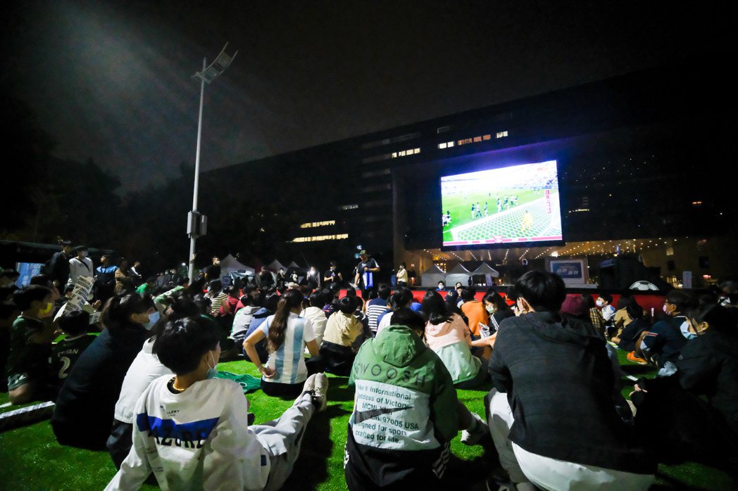 台中市運動局昨日起連兩晚舉辦「世界盃足球賽直播派對」，市民可以到府前廣場一起瘋「...