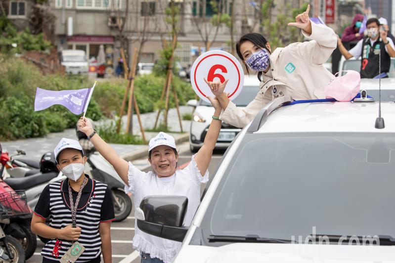 2022九合一大選進入最後倒數階段，民眾黨新竹市長候選人高虹安今天下午進行北區的車隊掃街，與路旁熱情的支持者一同合影。記者季相儒／攝影