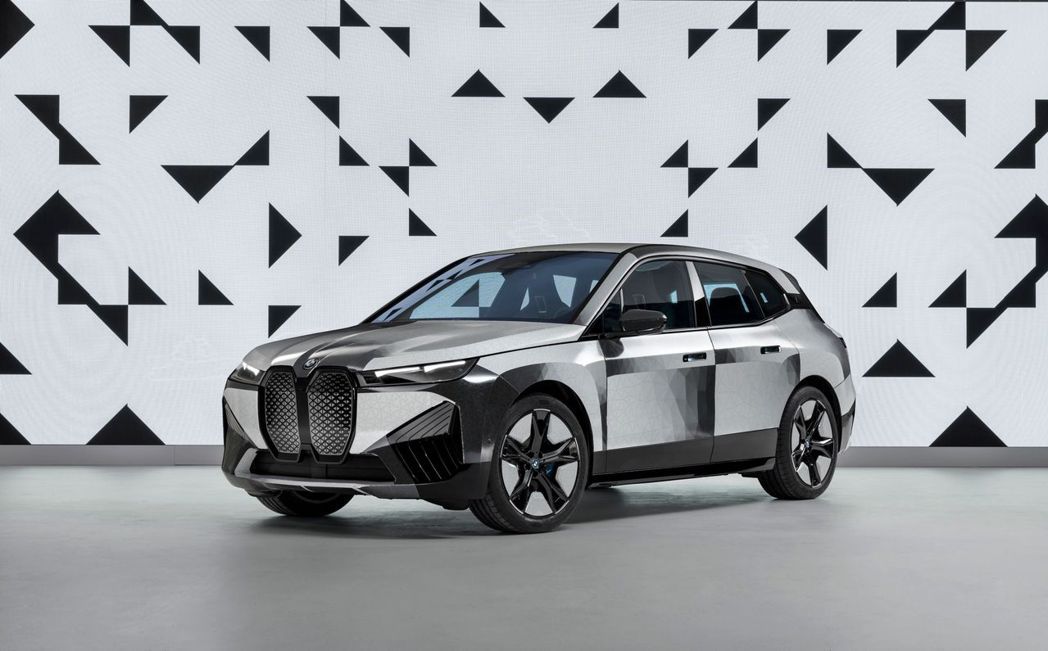 BMW發表的概念車BMW iX Flow即採用E Ink Prism™可變色電子...