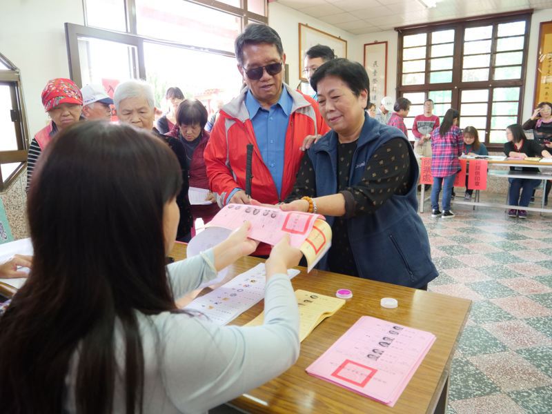 新竹縣選舉委員會提醒民眾，周六大選投票，不能配戴有候選人相關資訊物品進入投票所。圖／縣府提供
