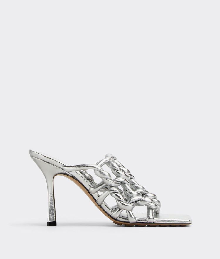 Stretch銀色穆勒高跟鞋，49,900元。圖 / Bottega Venet...