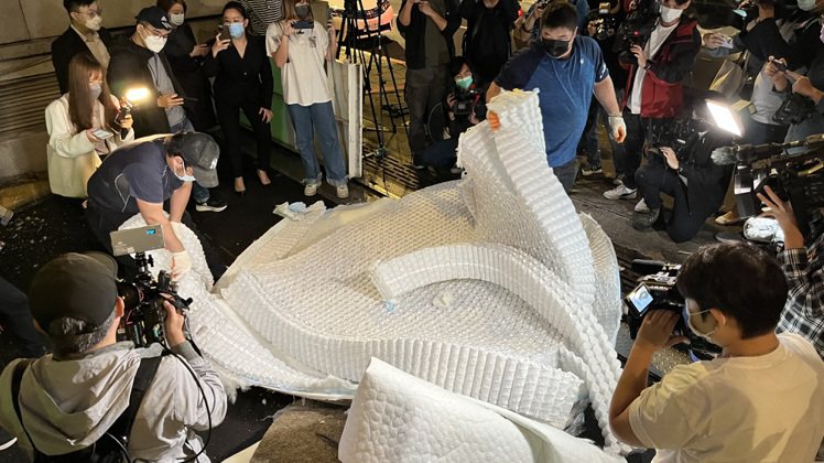 資深櫃姐表示，這床墊一看就知道不是要價近千萬的大Hästens海絲騰床墊。記者李政龍／攝影