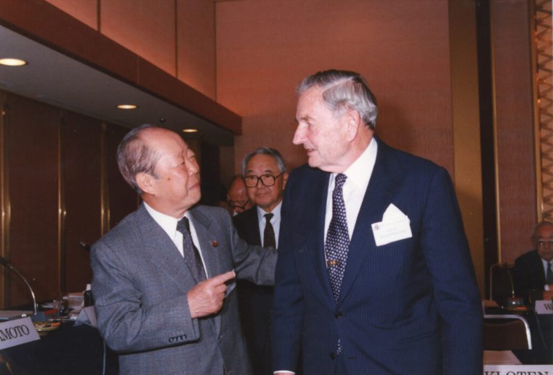 美國銀行家洛克菲勒（右）於1973年成立非政府組織「三極委員會」，日本前首相宮澤喜一（左）也是委員。圖／取自官網