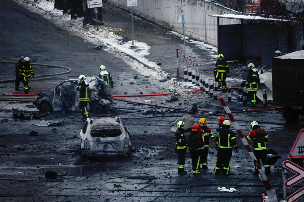 烏克蘭首都基輔的救難人員23日在遭飛彈攻擊現場進行救援工作。路透