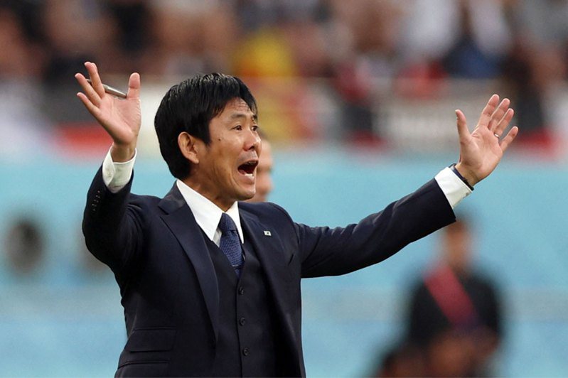 日本總教練森保一卻在分組賽首場迎戰德國的賽事中，「神調度」成為本場比賽逆轉戰局關鍵之一。路透社