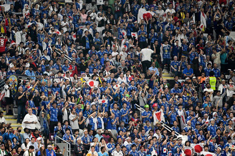 卡達世足分組賽第一輪，日本以2比1打敗德國隊，場下熱情的日本球迷們也成了另一個話題焦點。 法新社