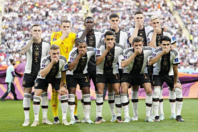 23日對戰日本的世界盃小組賽開始前，德國隊在球場合影時做出全員以手摀嘴的動作，德...