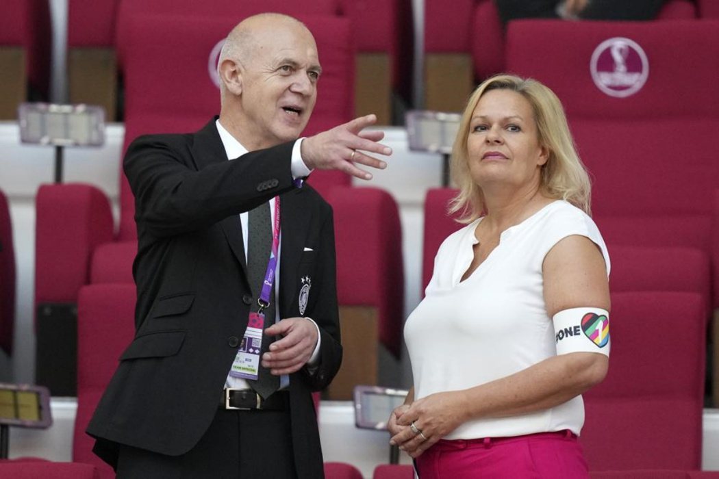 23日，德國內政部長費瑟（右）佩戴著One Love彩虹臂章觀賽。左為FIFA主...