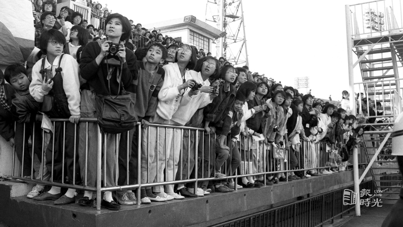 香港影視明星足球隊自港來台與中華木蘭女子足球隊舉行兩場義賽，以籌募愛國基金和足球發展經費，場邊擠滿了粉絲們想一睹明星風采。圖＼聯合報系資料照（1987/02/08） 
