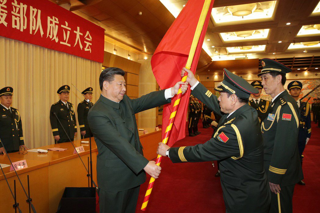 習近平向陸軍、火箭軍、戰略支援部隊授予軍旗。 圖／新華社
