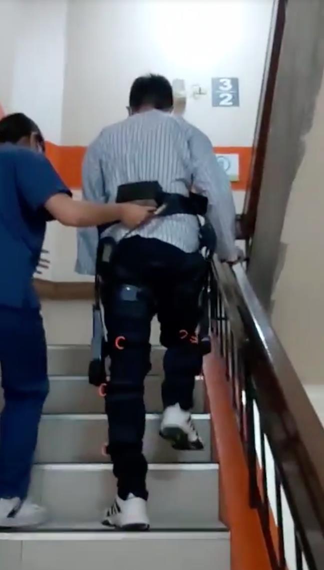 29歲林姓男子中風後接受動力式下肢助行器協助，短短3個月內恢復正常的行走，如今還能登山健行。圖／北醫附醫提供