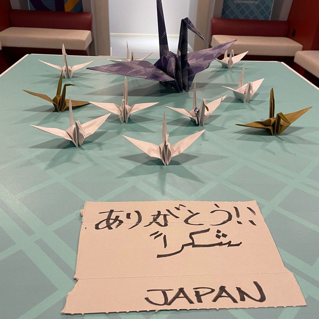 FIFA官方放上一張日本代表隊休息室一塵不染的照片，桌上還擺著11支紙鶴，並留下用阿拉伯文寫著「謝謝」的紙條。
 截圖自FIFA官方推特