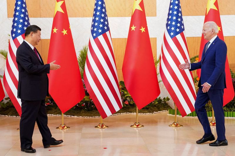 關中認為，中國已認定美國就是衝著它來。圖為日前G20領袖會議，習近平（左）與拜登（右）舉行峰會。 路透