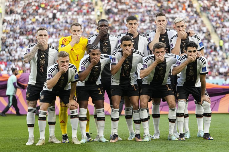 德國隊在開踢前合照時「摀嘴」表達抗議。 美聯社