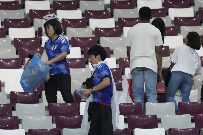 日本球迷於賽後主動撿拾觀眾席上的垃圾。 美聯社