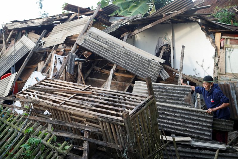 印尼西爪哇省21日發生淺層地震規模5.6，死亡人數已增至271人，仍有40人下落不明。圖為一處民宅遭震毀。路透