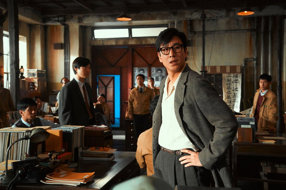 韓國演員李善均（前右）在電影「王者製造」中飾演選舉戰略家，幫助由薛景求飾演的候選人一路闖進總統大選。華映娛樂提供