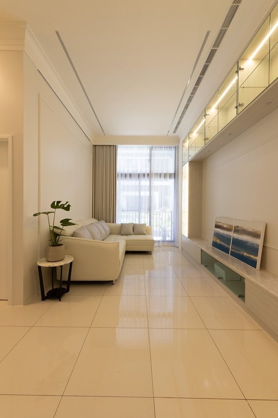 屋主偏愛乾淨俐落的風格，因此內部大量採用不同深淺層次的白色調。