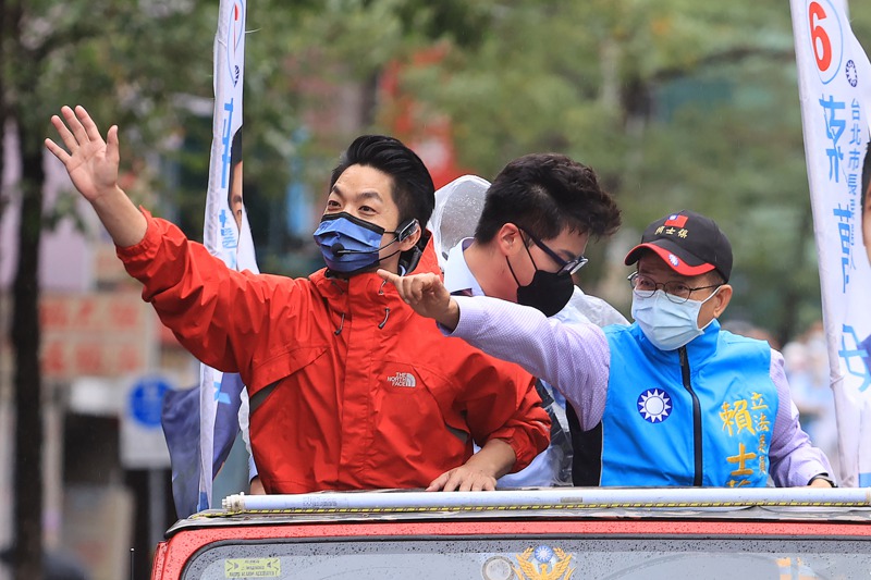 國民黨台北市長候選人蔣萬安（左）在國民黨立委賴士葆（右）陪同下，到中正、萬華區進行「萬安台北出運行」車隊掃街，車隊受到民眾熱情歡迎。圖／聯合報系資料照片