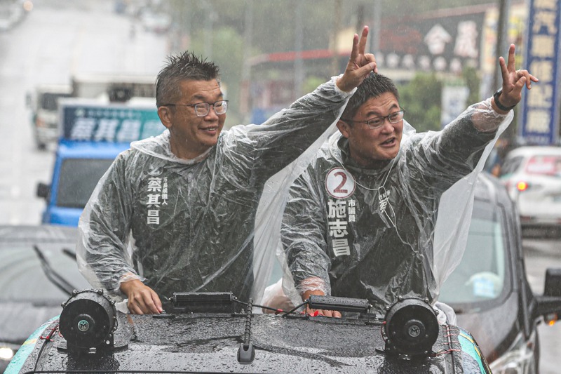 民進黨台中市長候選人蔡其昌（左）昨天車隊拜票，下雨全身濕。記者黃仲裕／攝影