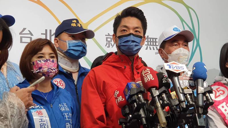 國民黨台北市長候選人蔣萬安上午在車隊掃街出發前受訪。記者楊正海／攝影