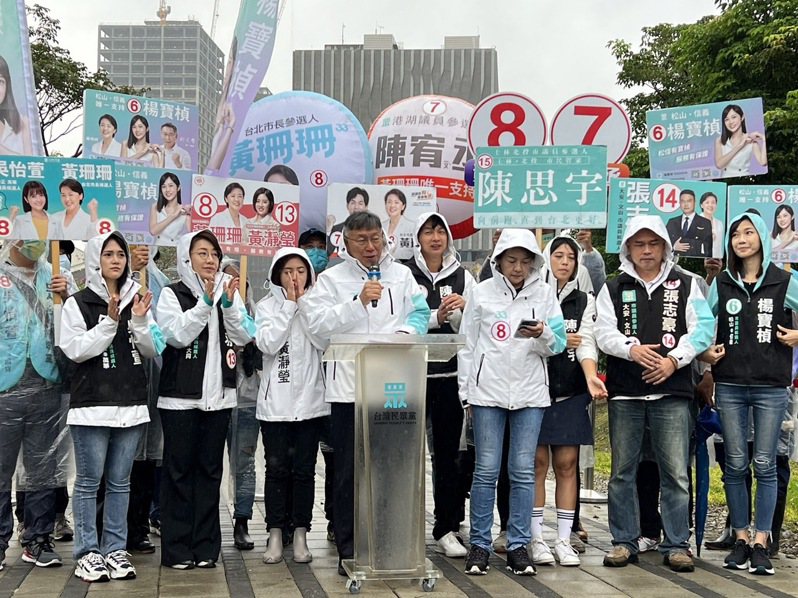 民眾黨主席柯文哲(前手持麥克風者)今天和無黨籍台北市長候選人黃珊珊及民眾黨議員候選人一起車隊掃街。記者徐偉真／攝影
