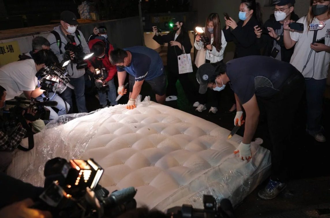 昨天傍晚在S HOTEL突發的床墊解剖秀引來大批媒體拍攝。本報資料照