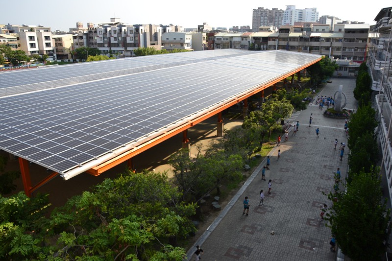 台南市東區崇學國小校園中間設置5個籃球場大的光電風雨球場。圖／聯合報系資料照片