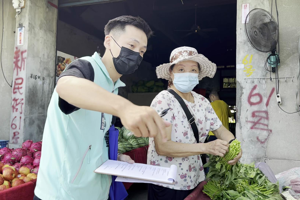 參選台中市東南區議員的林俊凱（左）日前到市場做調查，了解攤商的心聲。 圖／林俊凱提供