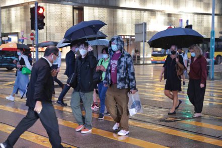 香港將確診者及密接者的隔離日縮短。圖為香港中環街頭人來人往。（香港中通社）