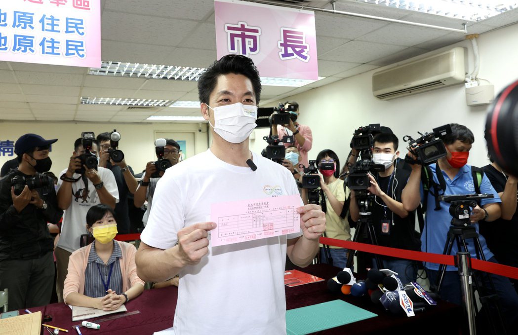 圖為蔣萬安前往台北市選委會，完成登記參選台北市長。 圖／聯合報系資料照片