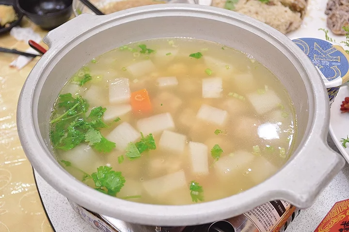 鹿港小吃－百年老店蝦丸湯。 圖／王政攝影