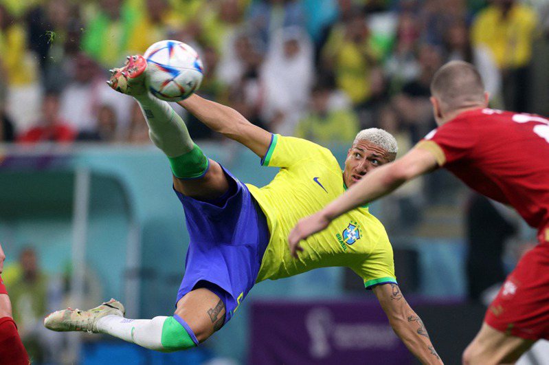 巴西名將理查利森日前出賽塞爾維亞連進兩球，尤其第二球側掛金鉤被喻為本屆世界盃目前最經典的一球。 路透社