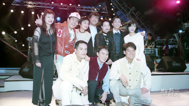 李宗盛(後排左四)舉辦「我們都愛李宗盛」演唱會，「滾石」旗下歌手齊聚一堂。圖＼聯合報資料照（1994/01/17 陳炳坤攝影）
