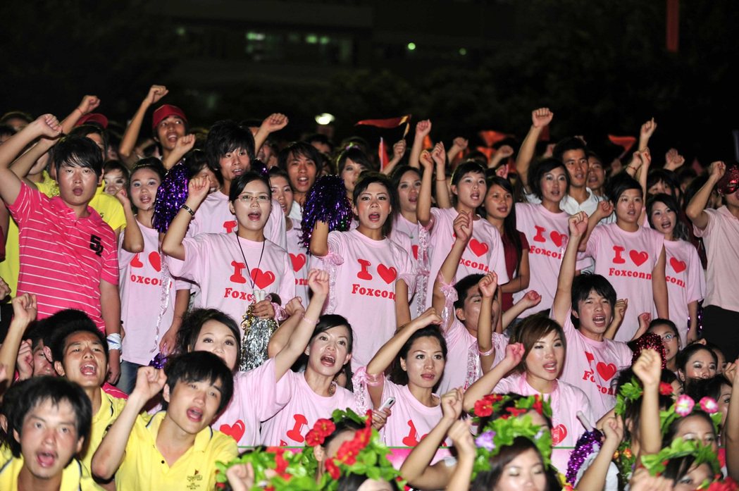 2010年8月18日，富士康深圳龍華廠區舉行萬人誓師大會撫慰員工，將近2萬名員工...