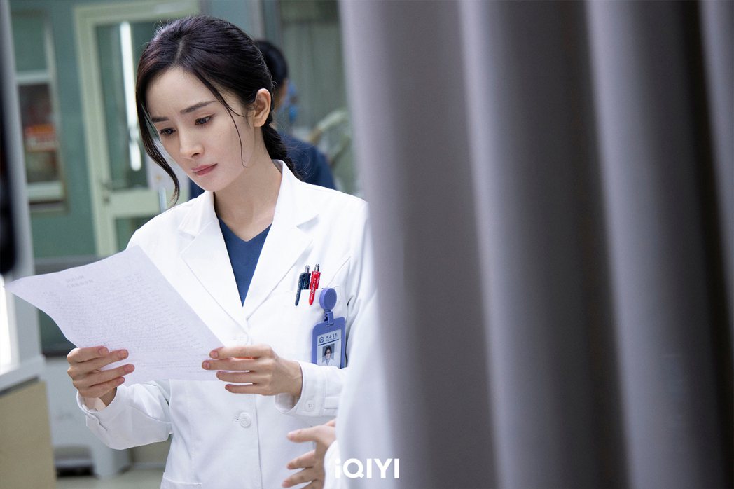 「謝謝你醫生」是楊冪第一次飾演醫生角色。圖／愛奇藝國際站提供