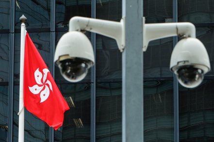 英國表示，政府將不再在其認為敏感的地點部署中國大陸公司生產的監控設備。示意圖，香港街頭的監視器。(路透)