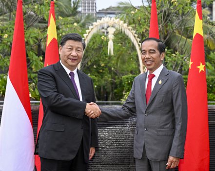 中國大陸國家主席習近平（左）與印尼總統佐科。（新華社）