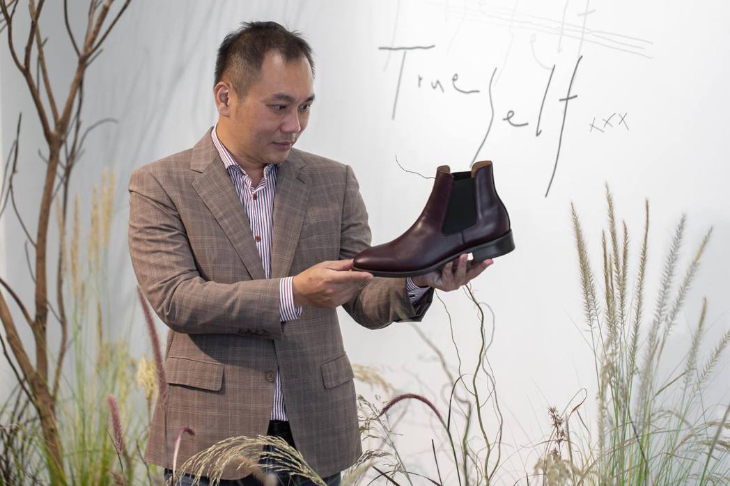 「林果良品」營運總監曾信儒。在2006年創立的林果良品台灣手工男鞋品牌，初期從電...